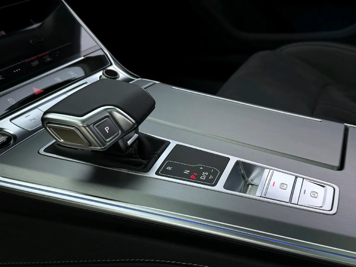 2024 Audi A7L 2.0T 245HP L4 7DCT,autocango,china used car exporter,china ev exporter,chinese used car exporter,chinese used ev exporter