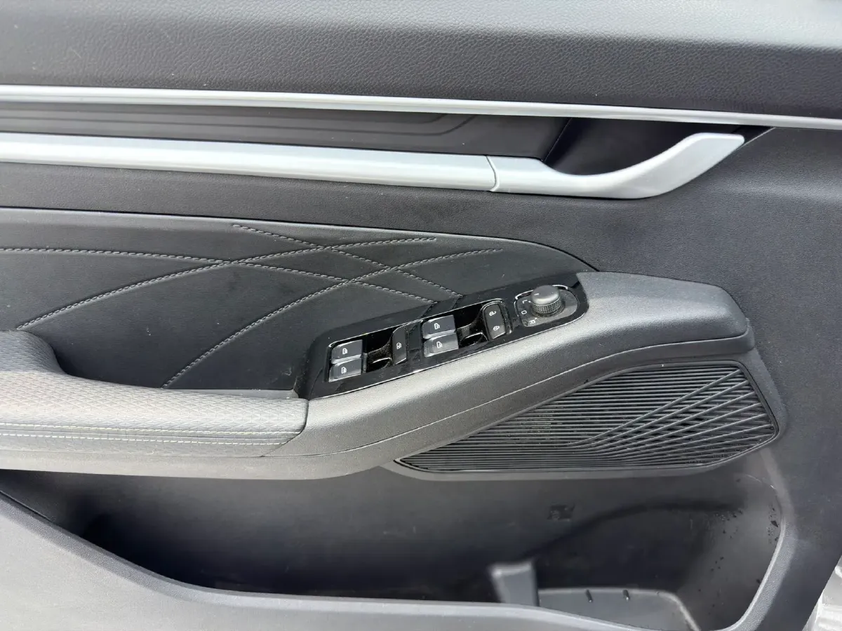 2025 Geely Emgrand 1.5L 127HP L4 5MT,autocango,china used car exporter,china ev exporter,chinese used car exporter,chinese used ev exporter