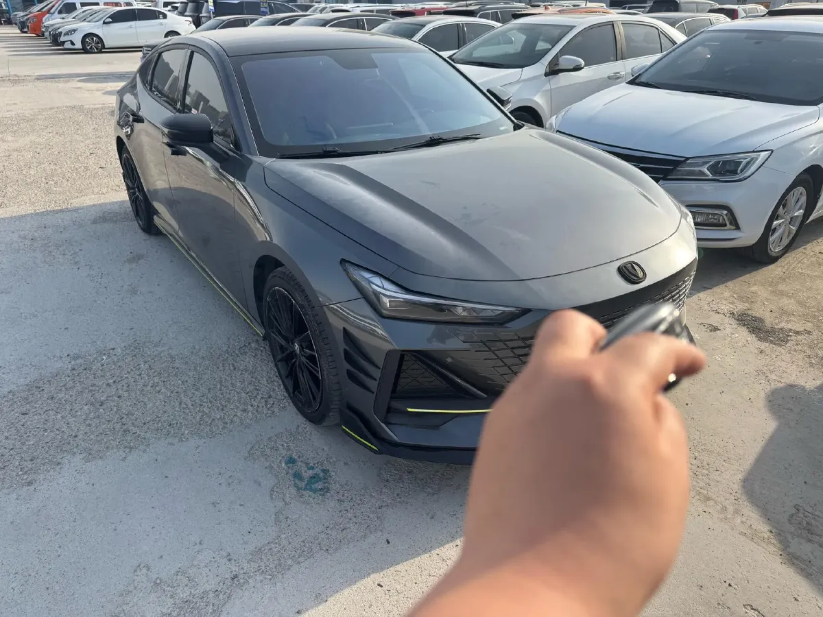 2022 ChangAn UNI-V 1.5T 188HP L4 7DCT,autocango,china used car exporter,china ev exporter,chinese used car exporter,chinese used ev exporter