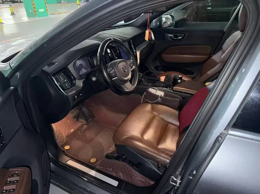 2021 Volvo XC60 2.0T 250HP L4 8AT,autocango,china used car exporter,china ev exporter,chinese used car exporter,chinese used ev exporter