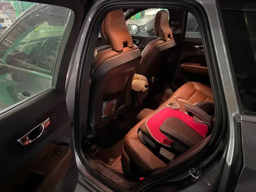 2021 Volvo XC60 2.0T 250HP L4 8AT,autocango,china used car exporter,china ev exporter,chinese used car exporter,chinese used ev exporter