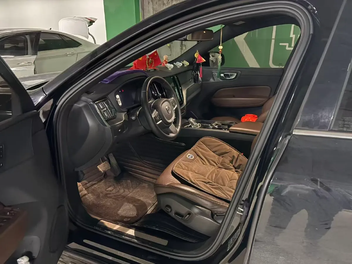 2023 Volvo XC60 2.0T 250HP L4 8AT,autocango,china used car exporter,china ev exporter,chinese used car exporter,chinese used ev exporter