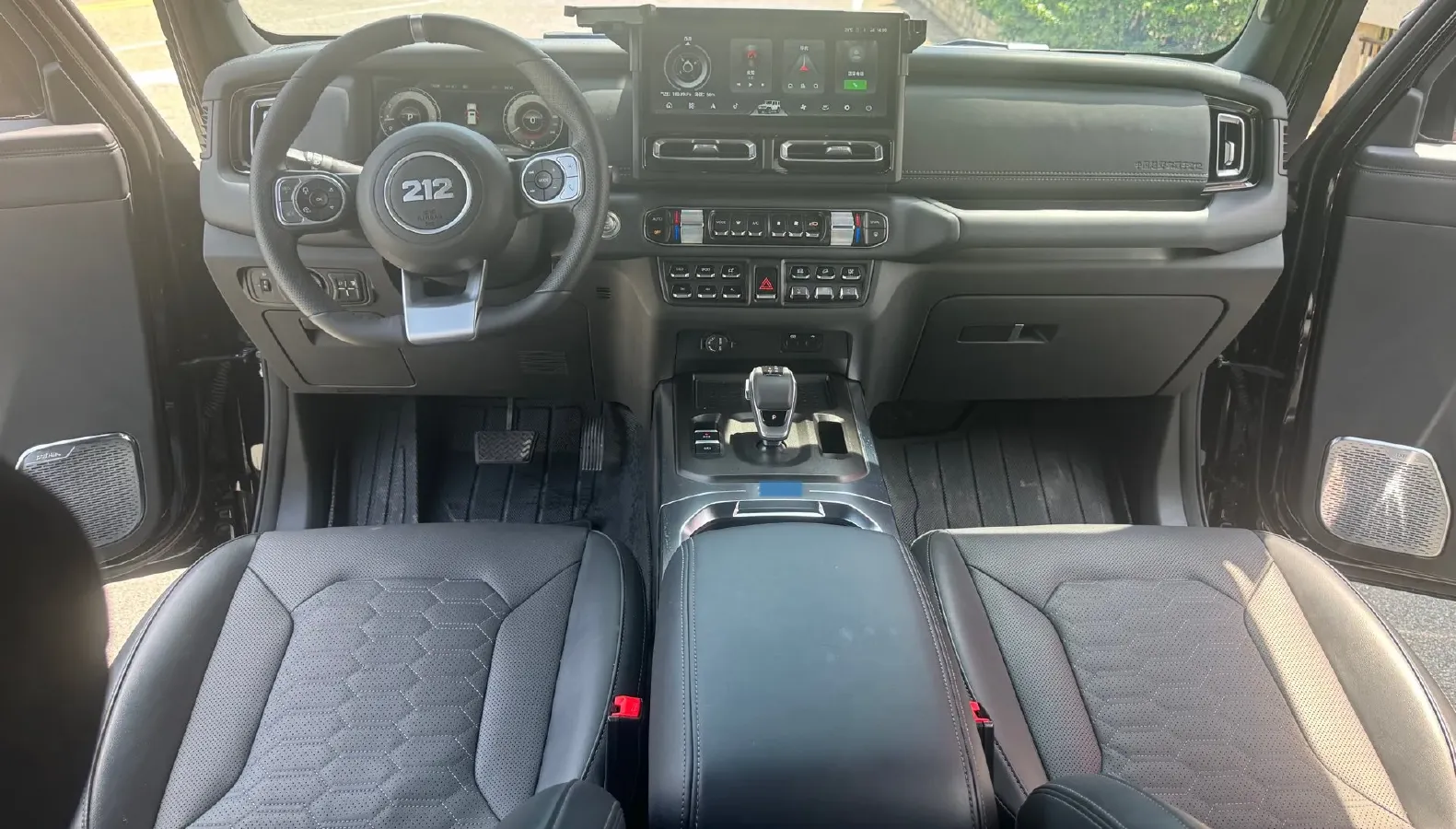 2025 212 212 T01 2.0T 252HP L4 8AT,autocango,china used car exporter,china ev exporter,chinese used car exporter,chinese used ev exporter