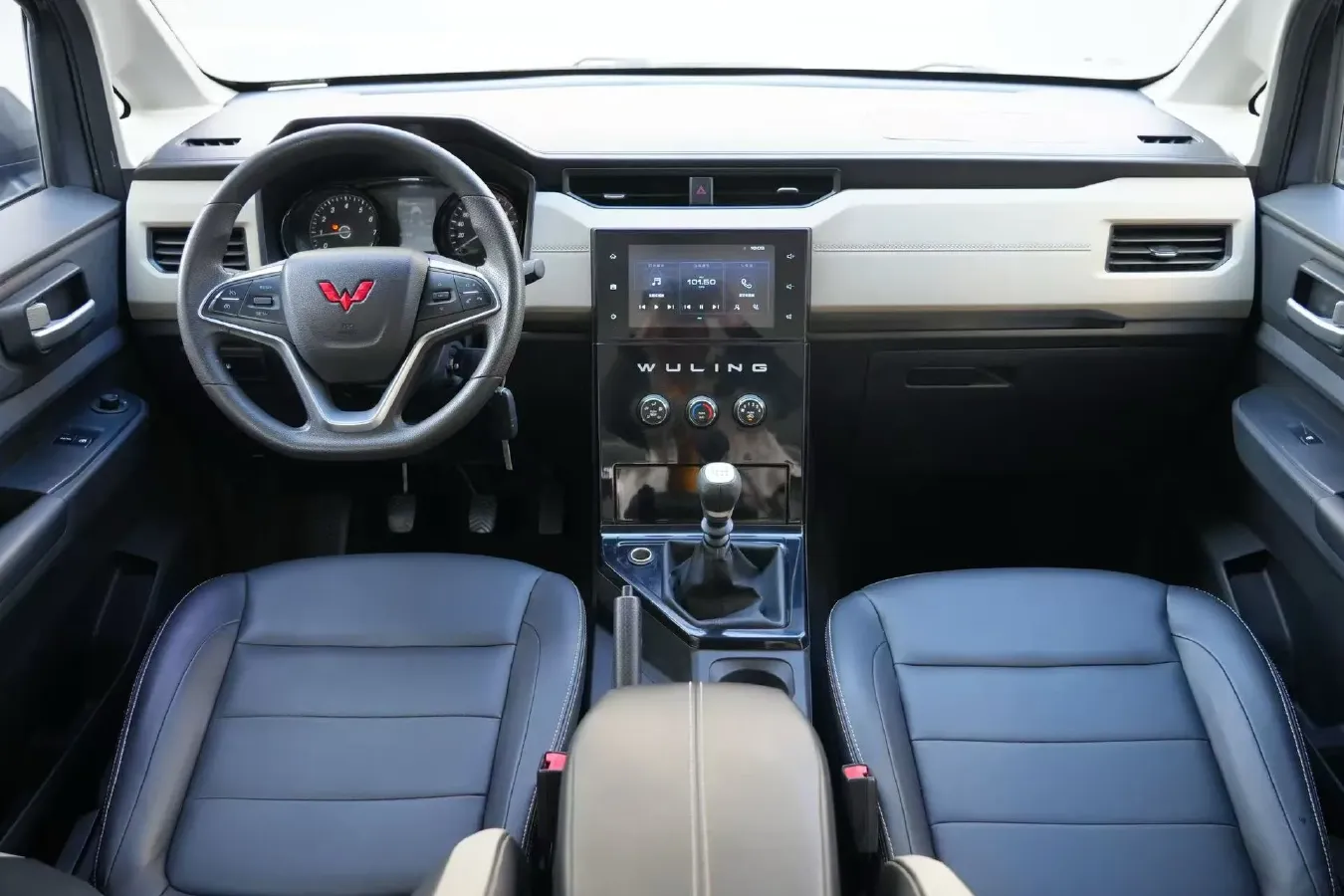 2021 WuLing ZhengChen 1.5T 147HP L4 6MT,autocango,china used car exporter,china ev exporter,chinese used car exporter,chinese used ev exporter