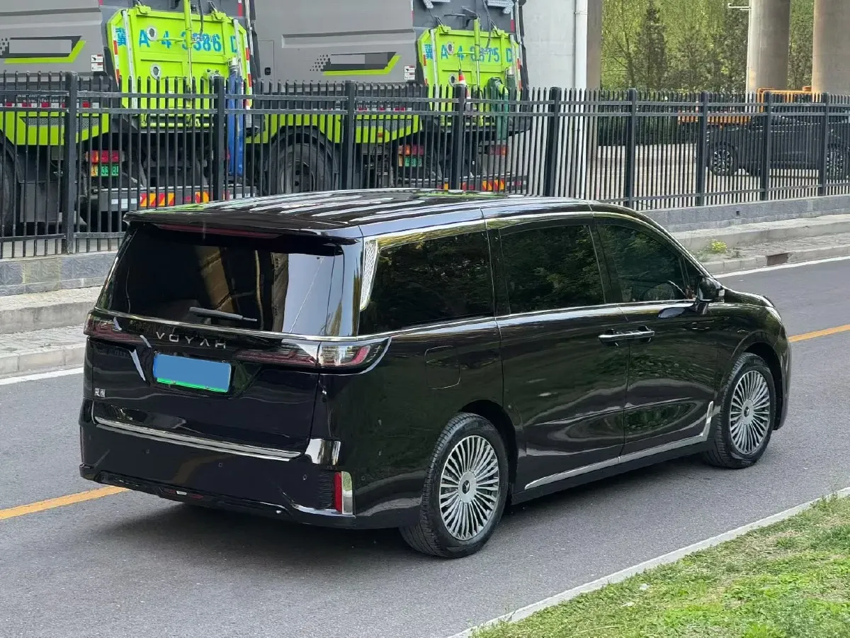 2025 Voyah Dream 1.5T 150HP L4 PHEV 41.7KWH,autocango,china used car exporter,china ev exporter,chinese used car exporter,chinese used ev exporter