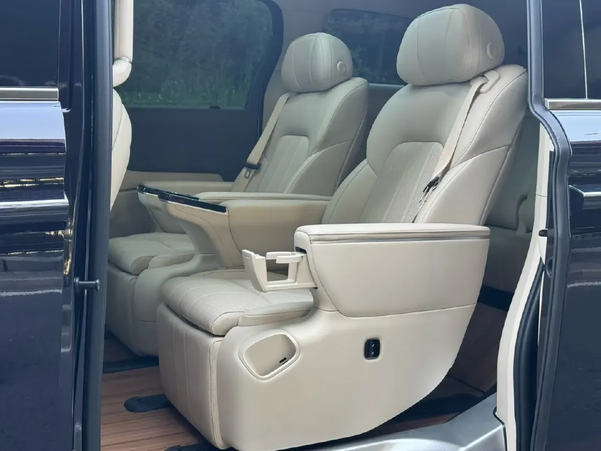 2025 Voyah Dream 1.5T 150HP L4 PHEV 41.7KWH,autocango,china used car exporter,china ev exporter,chinese used car exporter,chinese used ev exporter