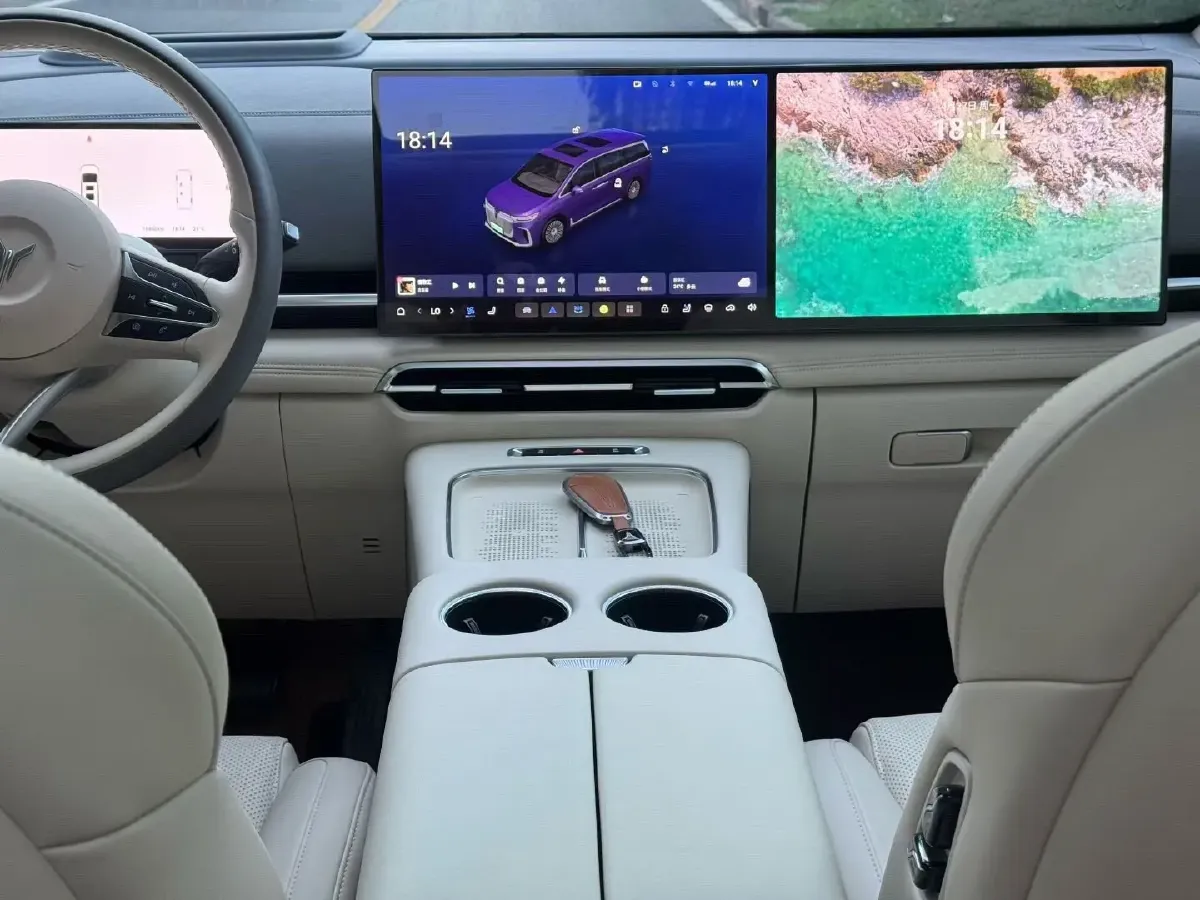 2025 Voyah Dream 1.5T 150HP L4 PHEV 41.7KWH,autocango,china used car exporter,china ev exporter,chinese used car exporter,chinese used ev exporter