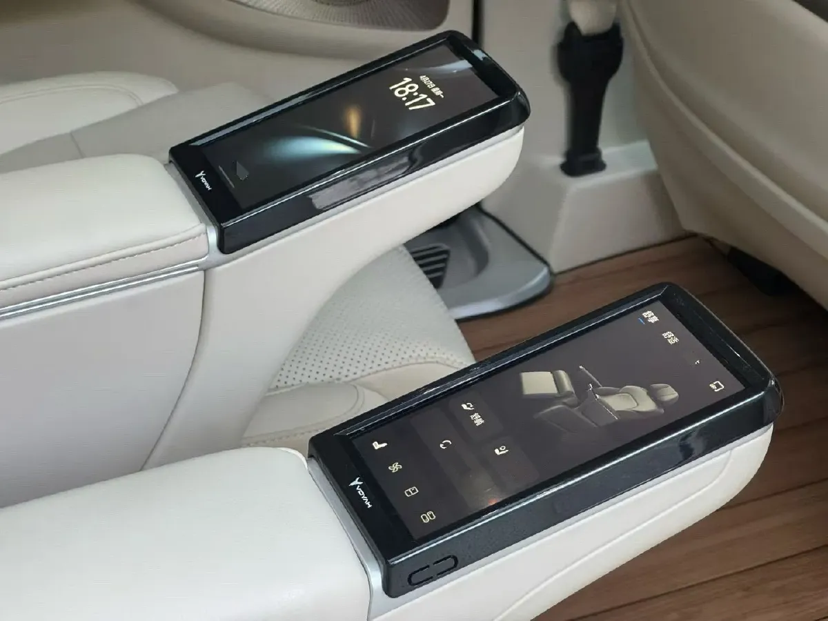 2025 Voyah Dream 1.5T 150HP L4 PHEV 41.7KWH,autocango,china used car exporter,china ev exporter,chinese used car exporter,chinese used ev exporter