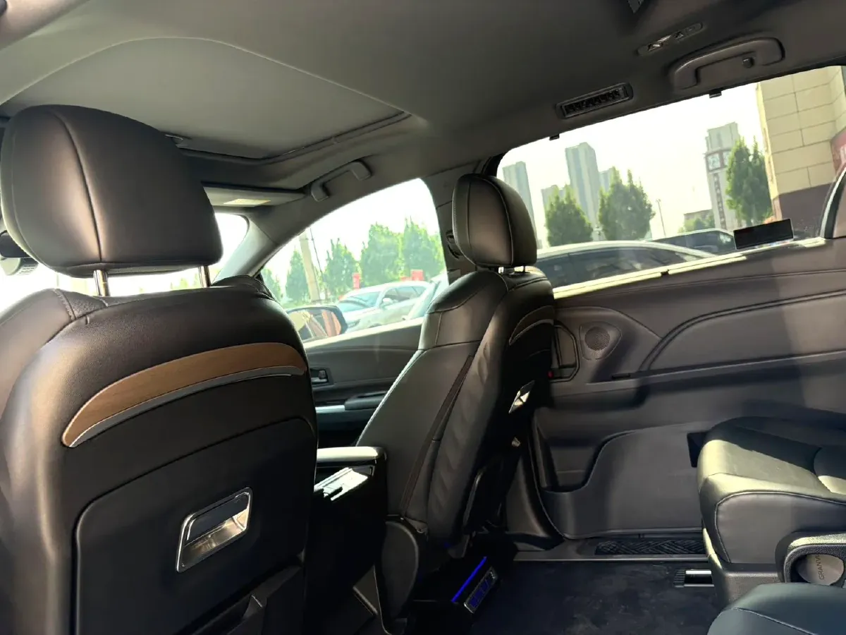 2024 Toyota Granvia 2.5L 189HP L4 E-CVT Hybrid,autocango,china used car exporter,china ev exporter,chinese used car exporter,chinese used ev exporter