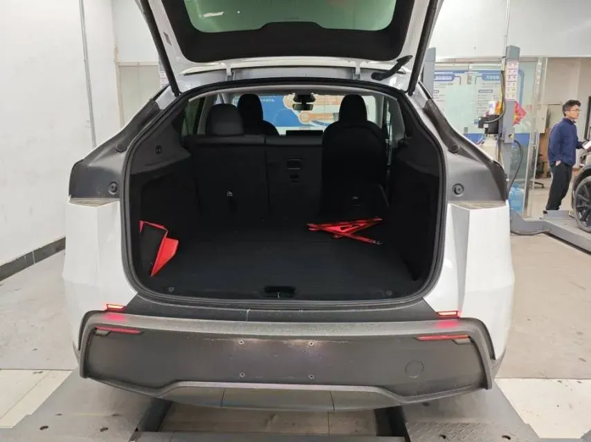 2025 Tesla Model Y BEV 62.5KWH,autocango,china used car exporter,china ev exporter,chinese used car exporter,chinese used ev exporter