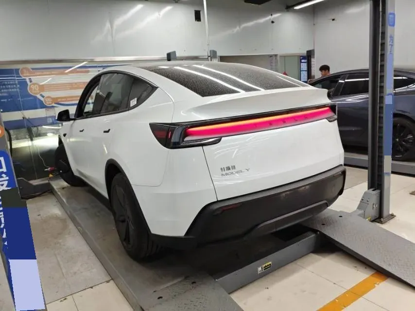 2025 Tesla Model Y BEV 62.5KWH,autocango,china used car exporter,china ev exporter,chinese used car exporter,chinese used ev exporter