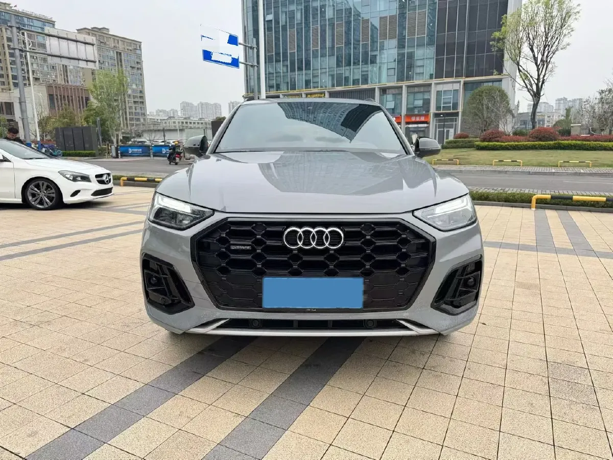 2025 Audi Q5L 2.0T 190HP L4 7DCT,autocango,china used car exporter,china ev exporter,chinese used car exporter,chinese used ev exporter
