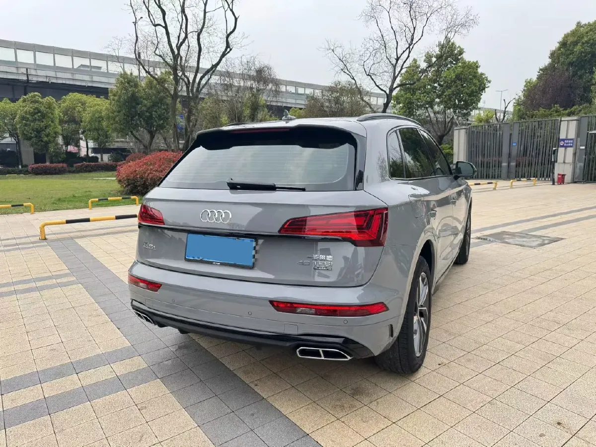 2025 Audi Q5L 2.0T 190HP L4 7DCT,autocango,china used car exporter,china ev exporter,chinese used car exporter,chinese used ev exporter
