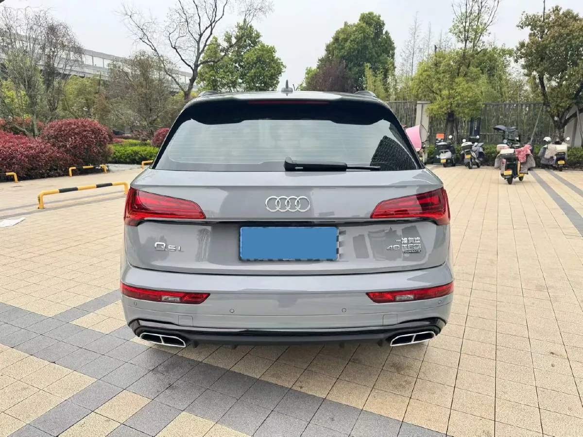 2025 Audi Q5L 2.0T 190HP L4 7DCT,autocango,china used car exporter,china ev exporter,chinese used car exporter,chinese used ev exporter
