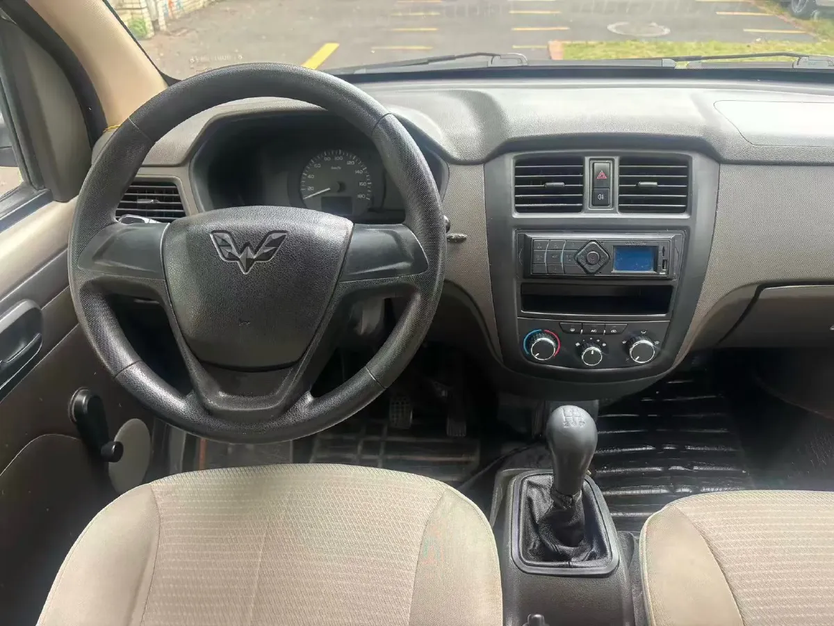 2014 WuLing RongGuang 1.5L 107HP L4 5MT,autocango,china used car exporter,china ev exporter,chinese used car exporter,chinese used ev exporter