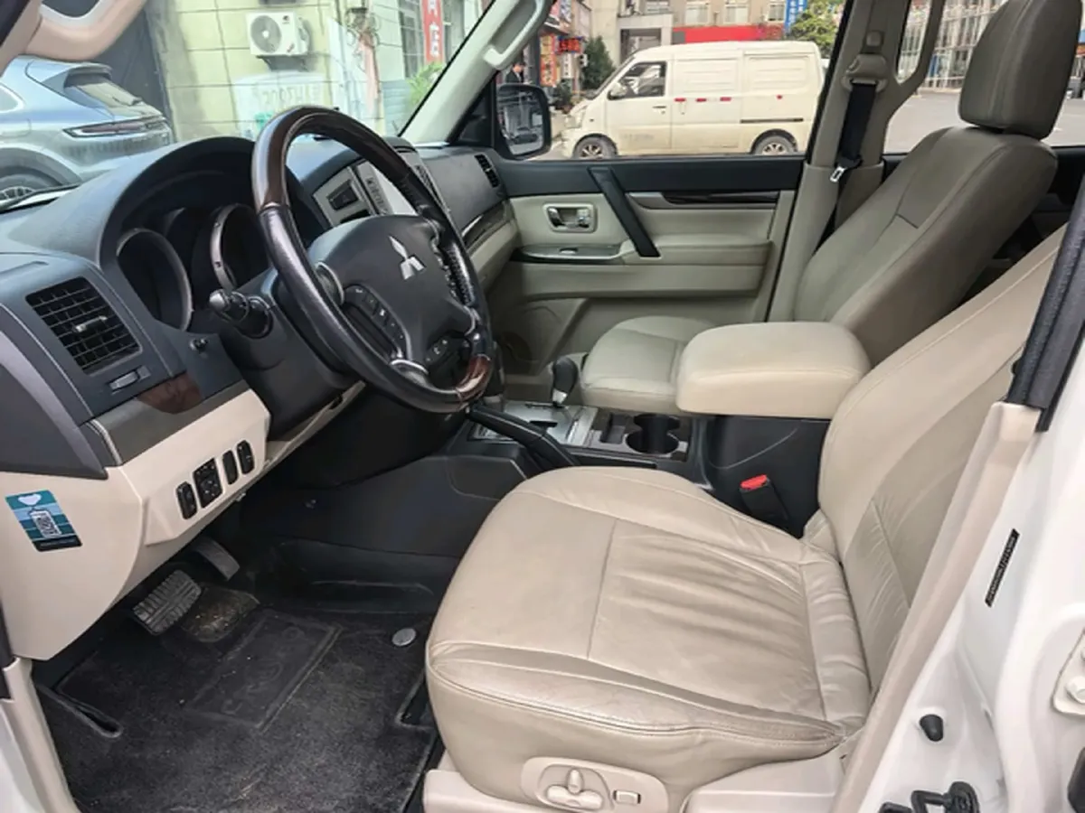 2018 Mitsubishi Pajero 3.0L 174HP V6 5AT,autocango,china used car exporter,china ev exporter,chinese used car exporter,chinese used ev exporter