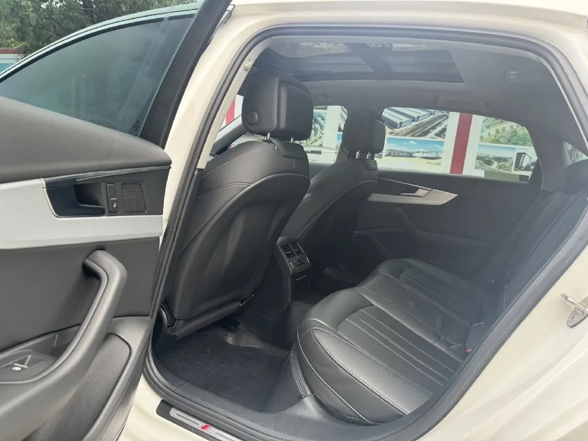 2022 Audi A4L 2.0T 190HP L4 7DCT,autocango,china used car exporter,china ev exporter,chinese used car exporter,chinese used ev exporter