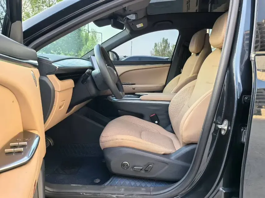 2024 HongQi H5 2.0T 224HP L4 8AT,autocango,china used car exporter,china ev exporter,chinese used car exporter,chinese used ev exporter