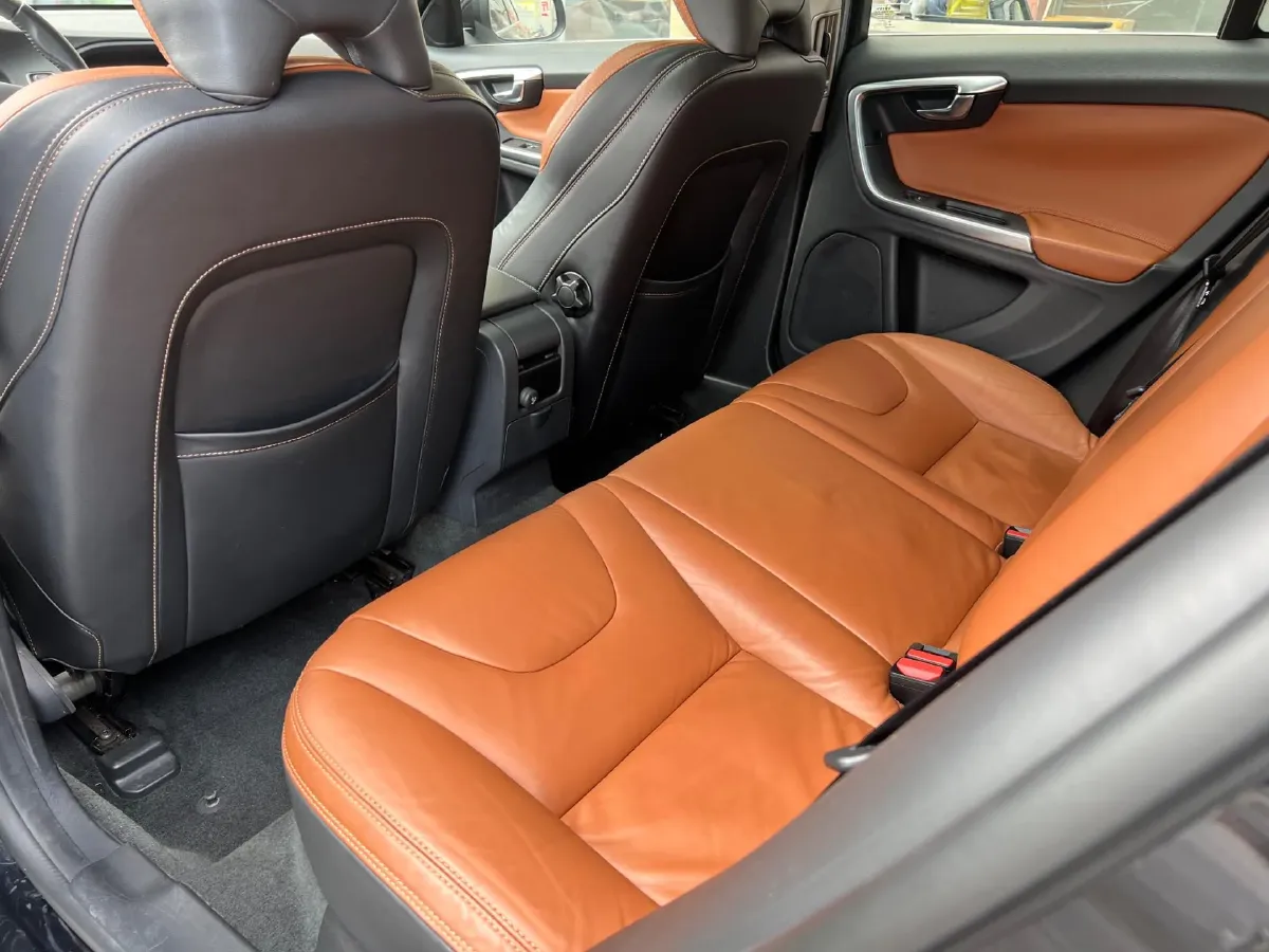 2014 Volvo V60 2.0T 214HP L5 6AT,autocango,china used car exporter,china ev exporter,chinese used car exporter,chinese used ev exporter