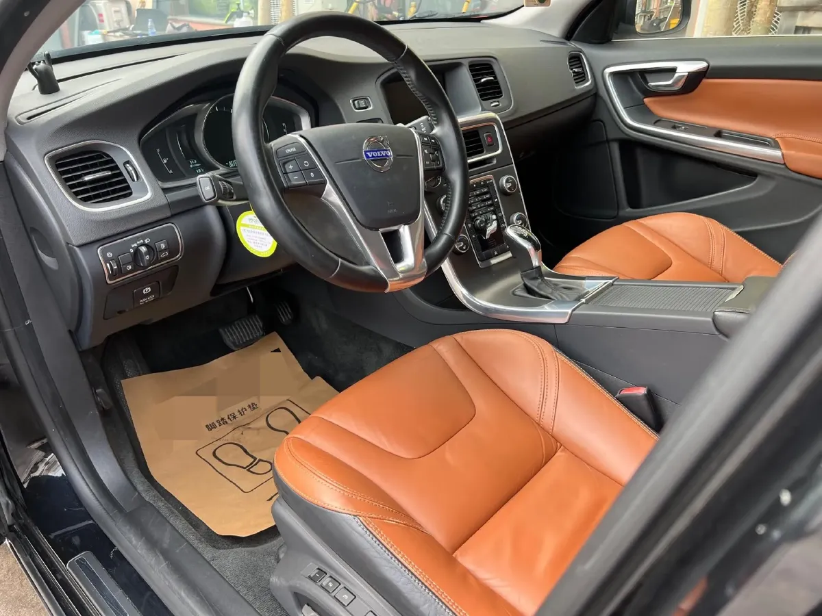 2014 Volvo V60 2.0T 214HP L5 6AT,autocango,china used car exporter,china ev exporter,chinese used car exporter,chinese used ev exporter