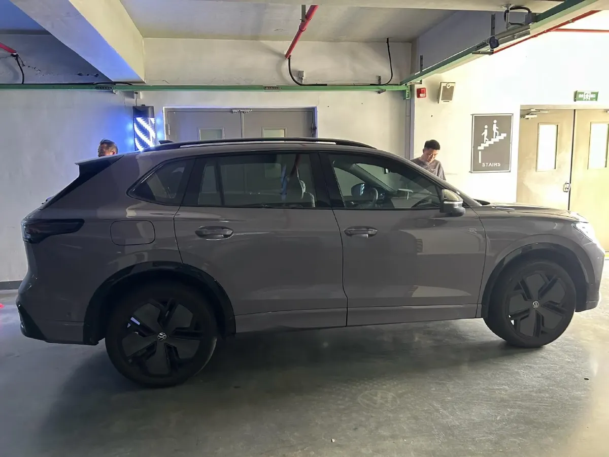 2024 Volkswagen Tiguan L 2.0T 220HP L4 7DCT,autocango,china used car exporter,china ev exporter,chinese used car exporter,chinese used ev exporter