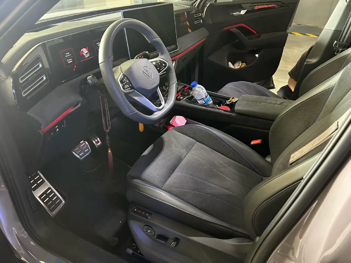 2024 Volkswagen Tiguan L 2.0T 220HP L4 7DCT,autocango,china used car exporter,china ev exporter,chinese used car exporter,chinese used ev exporter