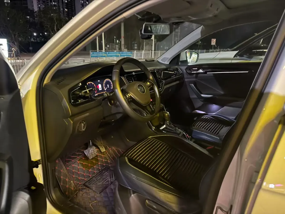 2021 Volkswagen T-Roc 1.4T 150HP L4 7DCT,autocango,china used car exporter,china ev exporter,chinese used car exporter,chinese used ev exporter