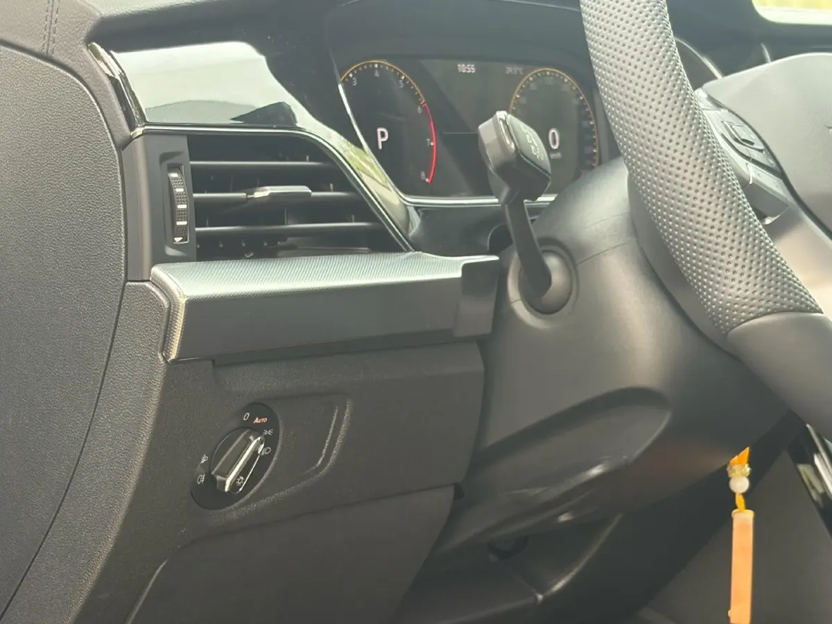 2025 Volkswagen Passat 2.0T 220HP L4 7DCT,autocango,china used car exporter,china ev exporter,chinese used car exporter,chinese used ev exporter