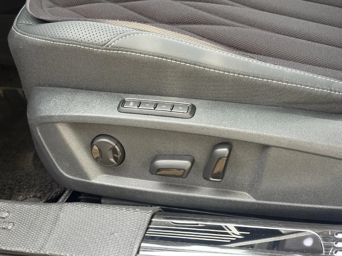 2025 Volkswagen Passat 2.0T 220HP L4 7DCT,autocango,china used car exporter,china ev exporter,chinese used car exporter,chinese used ev exporter