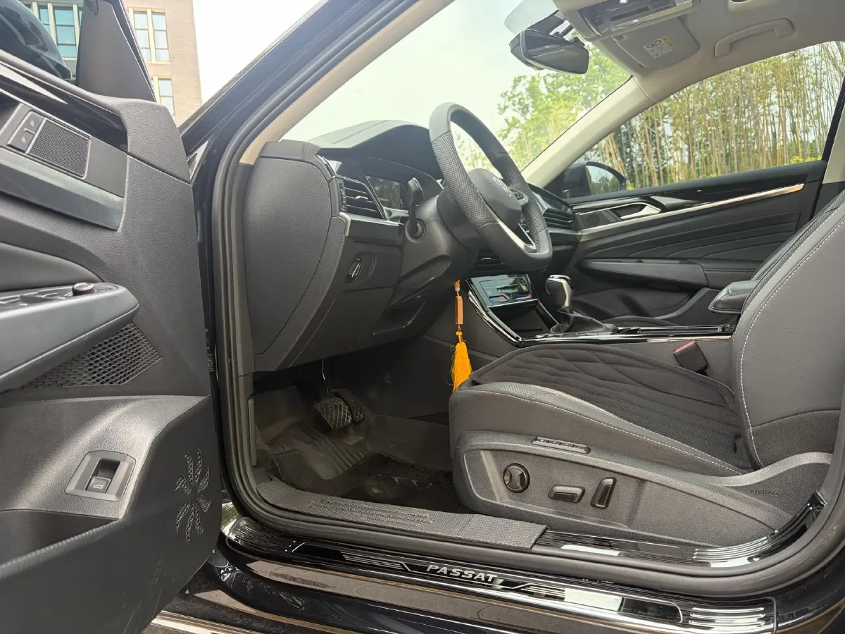 2025 Volkswagen Passat 2.0T 220HP L4 7DCT,autocango,china used car exporter,china ev exporter,chinese used car exporter,chinese used ev exporter