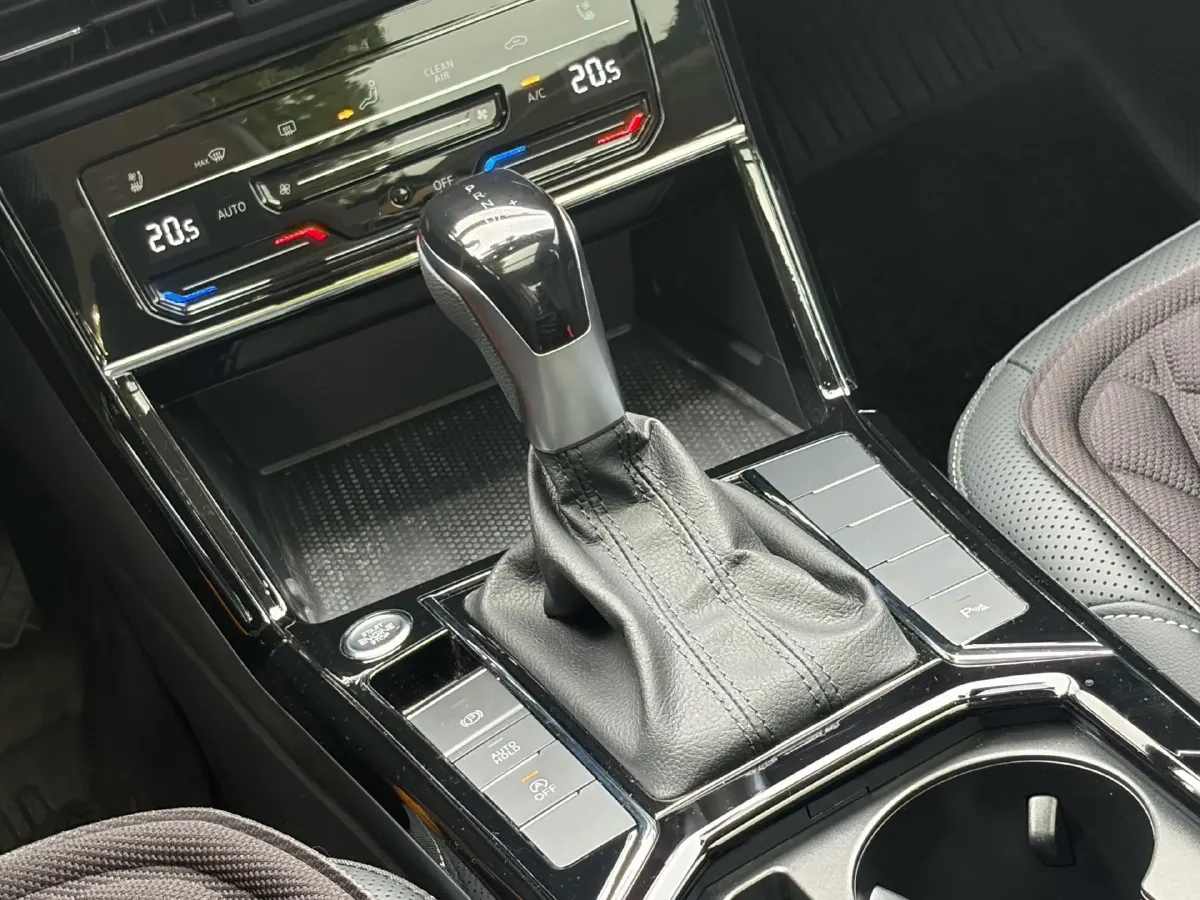 2025 Volkswagen Passat 2.0T 220HP L4 7DCT,autocango,china used car exporter,china ev exporter,chinese used car exporter,chinese used ev exporter