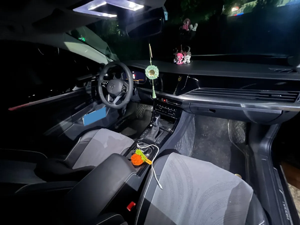 2024 Volkswagen Passat 2.0T 220HP L4 7DCT,autocango,china used car exporter,china ev exporter,chinese used car exporter,chinese used ev exporter