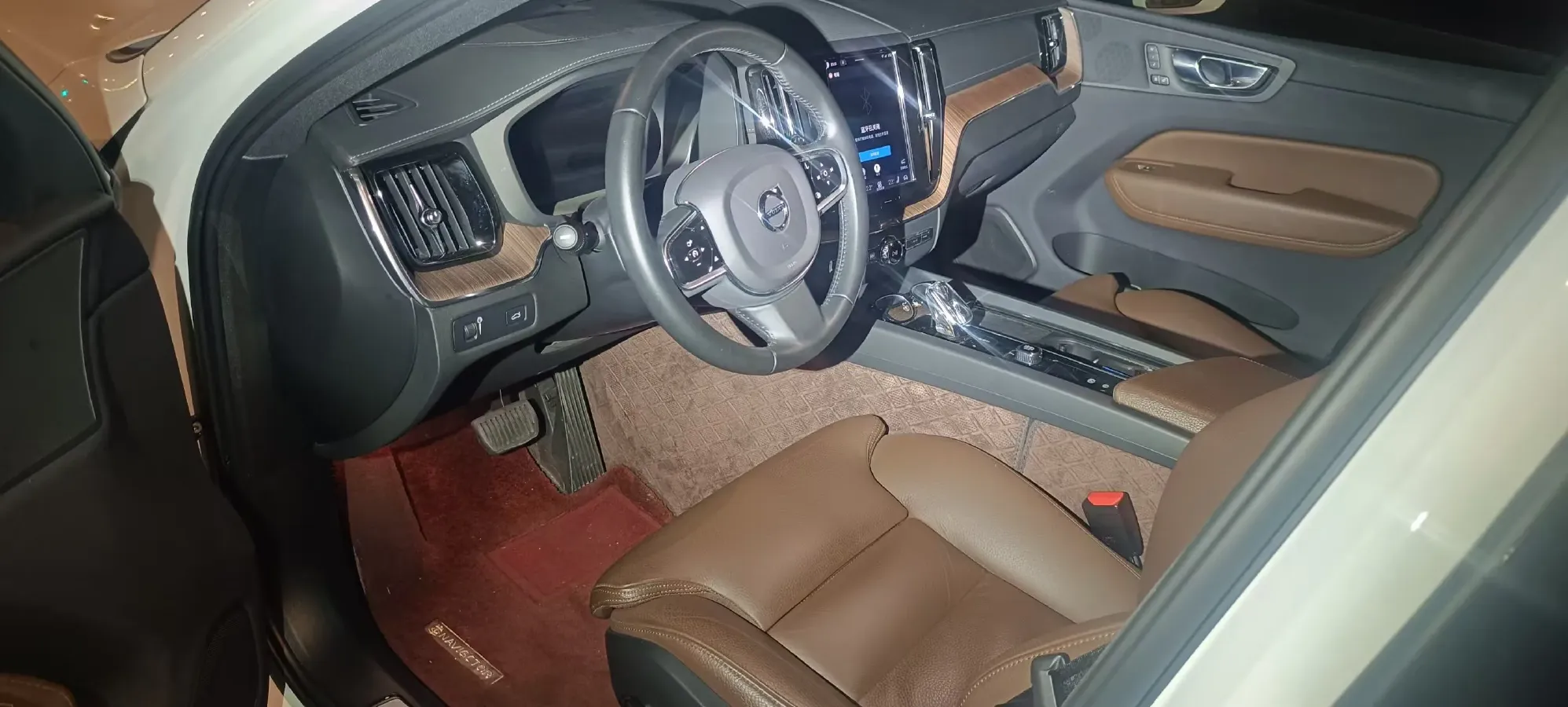 2022 Volvo XC60 2.0T 250HP L4 8AT,autocango,china used car exporter,china ev exporter,chinese used car exporter,chinese used ev exporter