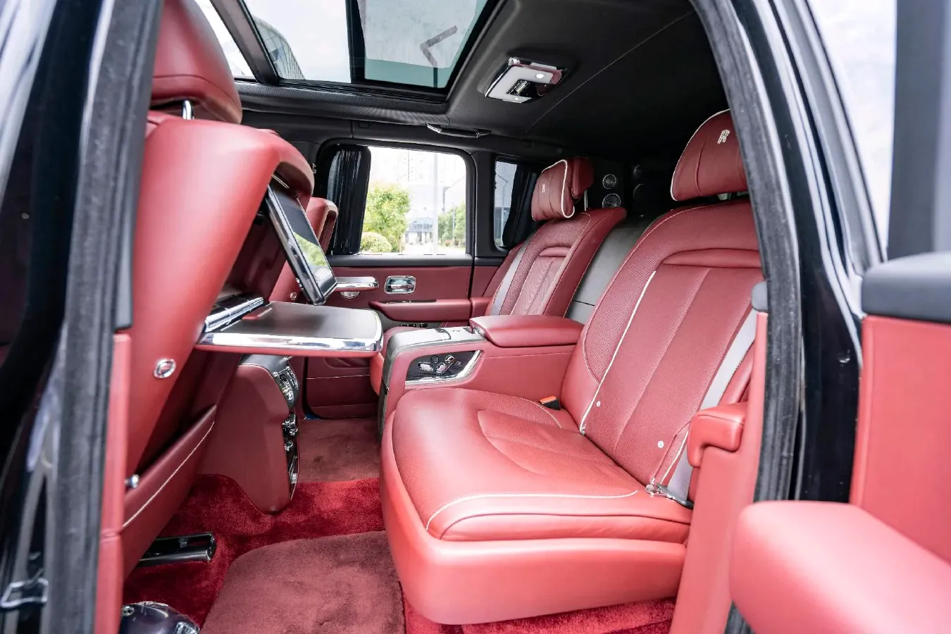 2018 Rolls-Royce Cullinan 6.7T 571HP V12 8AT,autocango,china used car exporter,china ev exporter,chinese used car exporter,chinese used ev exporter