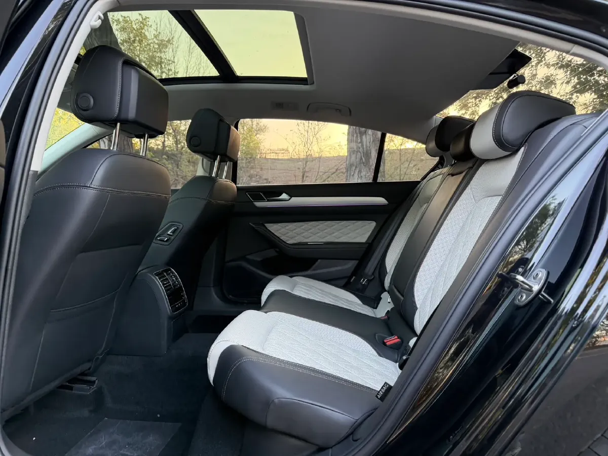 2024 Volkswagen Magotan 2.0T 186HP L4 7DCT,autocango,china used car exporter,china ev exporter,chinese used car exporter,chinese used ev exporter