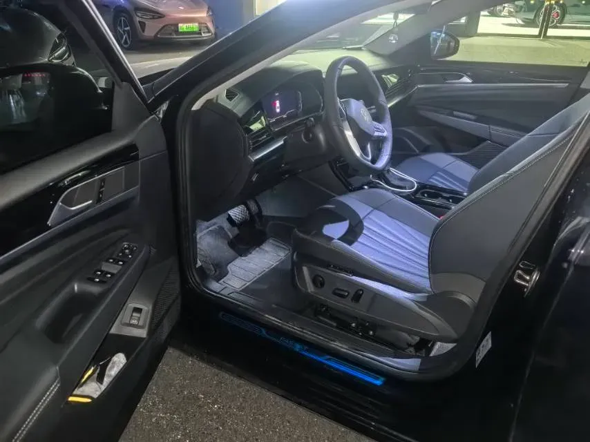 2025 Volkswagen Passat 2.0T 220HP L4 7DCT,autocango,china used car exporter,china ev exporter,chinese used car exporter,chinese used ev exporter