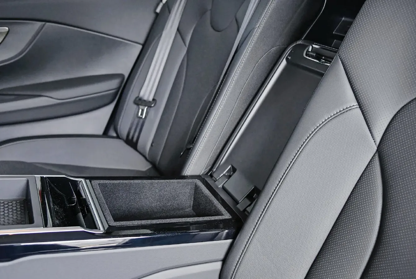 2023 HongQi E-QM5 BEV 54KWH,autocango,china used car exporter,china ev exporter,chinese used car exporter,chinese used ev exporter