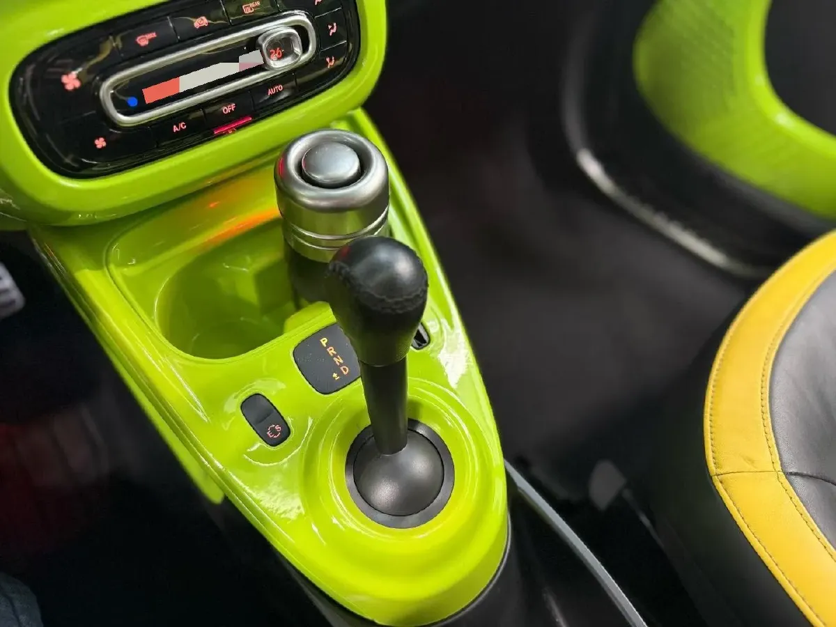 2018 Smart smart fortwo 0.9T 90HP L3 6DCT,autocango,china used car exporter,china ev exporter,chinese used car exporter,chinese used ev exporter