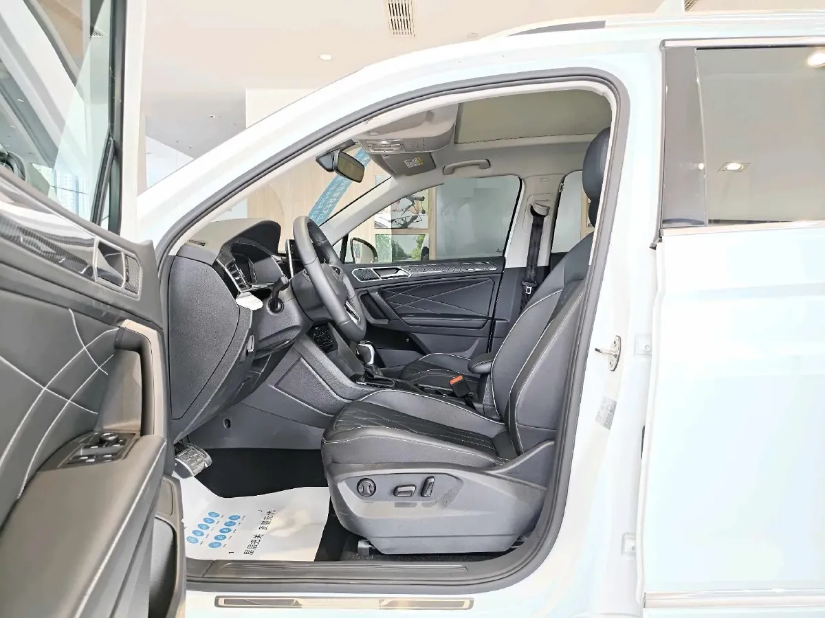 2024 Volkswagen Tiguan L 2.0T 186HP L4 7DCT,autocango,china used car exporter,china ev exporter,chinese used car exporter,chinese used ev exporter