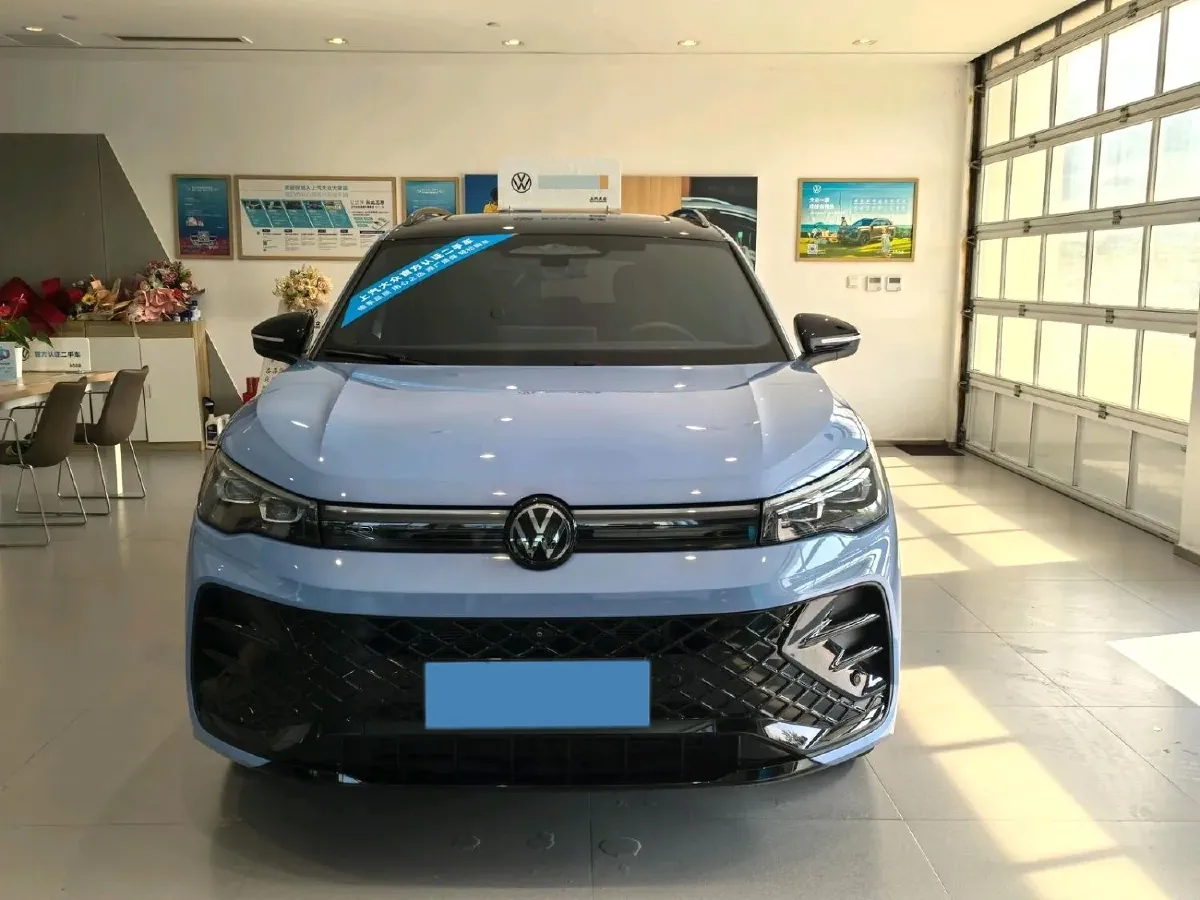 2024 Volkswagen Tiguan L 2.0T 220HP L4 7DCT,autocango,china used car exporter,china ev exporter,chinese used car exporter,chinese used ev exporter