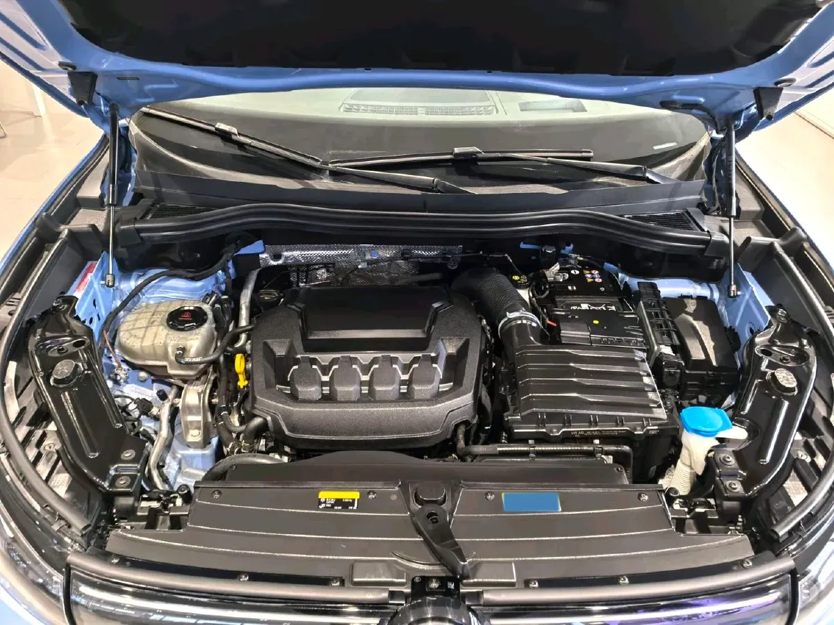 2024 Volkswagen Tiguan L 2.0T 220HP L4 7DCT,autocango,china used car exporter,china ev exporter,chinese used car exporter,chinese used ev exporter