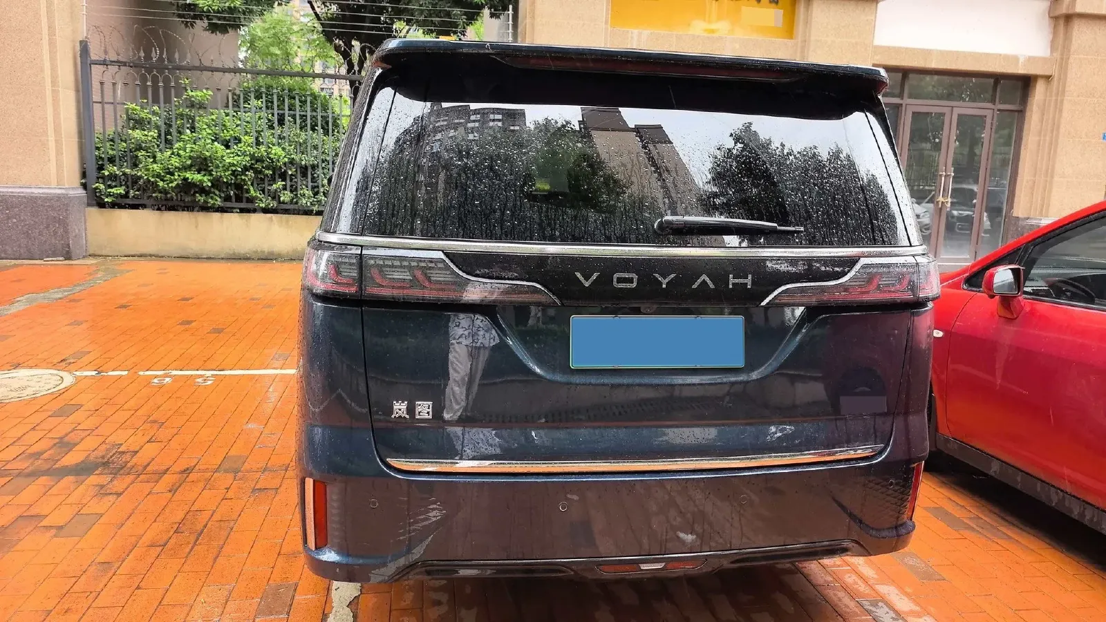 2025 Voyah Dream 1.5T 150HP L4 PHEV 41.7KWH,autocango,china used car exporter,china ev exporter,chinese used car exporter,chinese used ev exporter