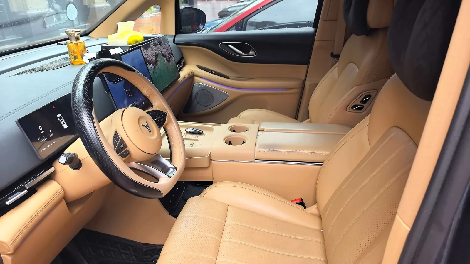 2025 Voyah Dream 1.5T 150HP L4 PHEV 41.7KWH,autocango,china used car exporter,china ev exporter,chinese used car exporter,chinese used ev exporter