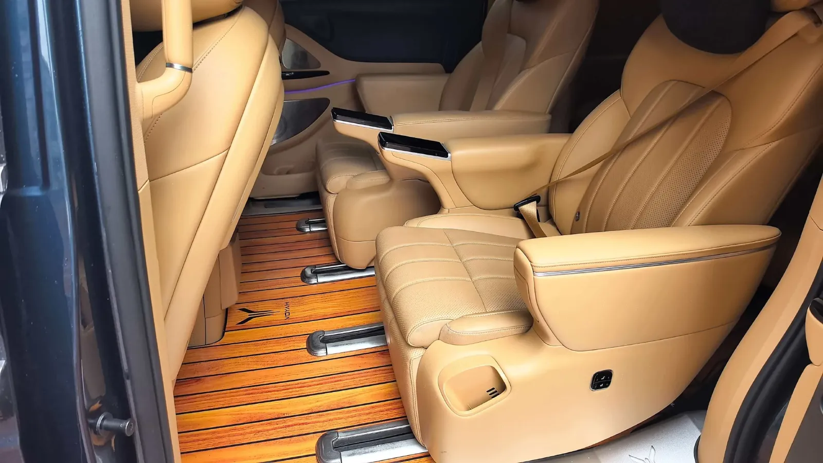 2025 Voyah Dream 1.5T 150HP L4 PHEV 41.7KWH,autocango,china used car exporter,china ev exporter,chinese used car exporter,chinese used ev exporter