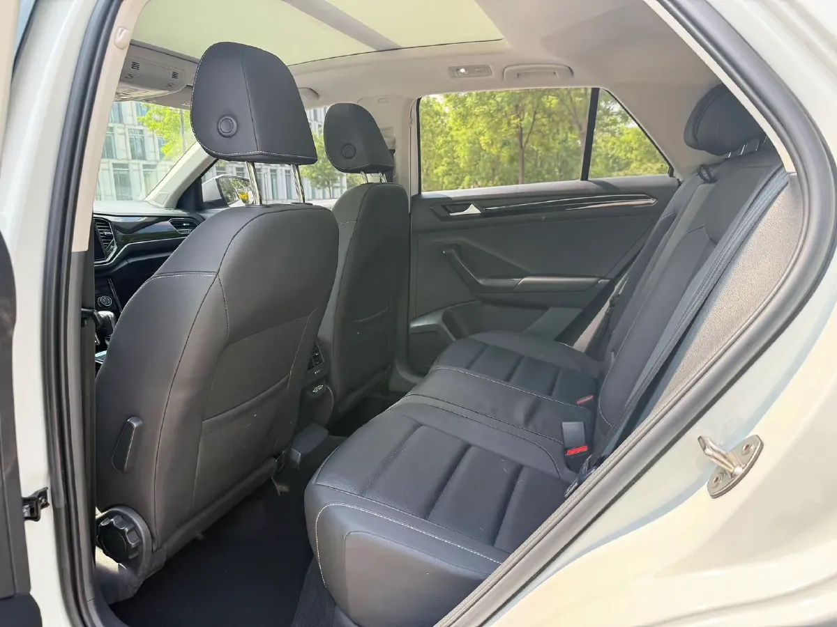 2021 Volkswagen T-Roc 1.4T 150HP L4 7DCT,autocango,china used car exporter,china ev exporter,chinese used car exporter,chinese used ev exporter