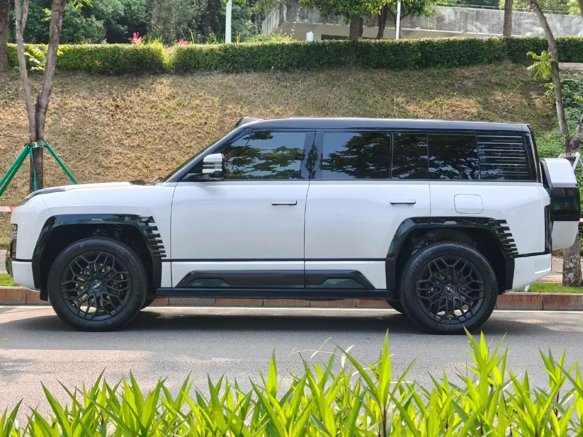 2023 YangWang U8 2.0T 272HP L4 REEV 49.05KWH,autocango,china used car exporter,china ev exporter,chinese used car exporter,chinese used ev exporter
