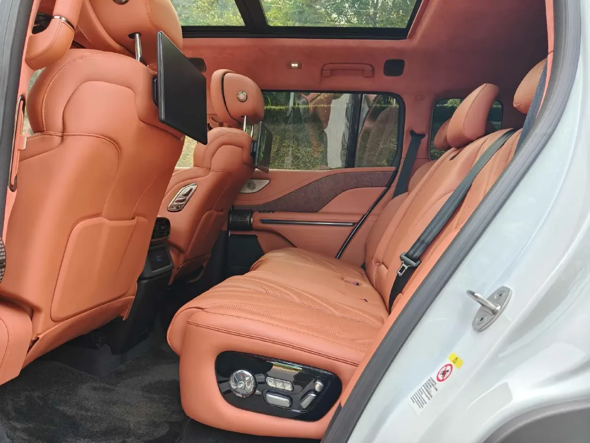 2023 YangWang U8 2.0T 272HP L4 REEV 49.05KWH,autocango,china used car exporter,china ev exporter,chinese used car exporter,chinese used ev exporter