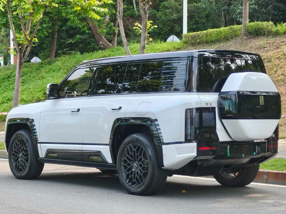 2023 YangWang U8 2.0T 272HP L4 REEV 49.05KWH,autocango,china used car exporter,china ev exporter,chinese used car exporter,chinese used ev exporter