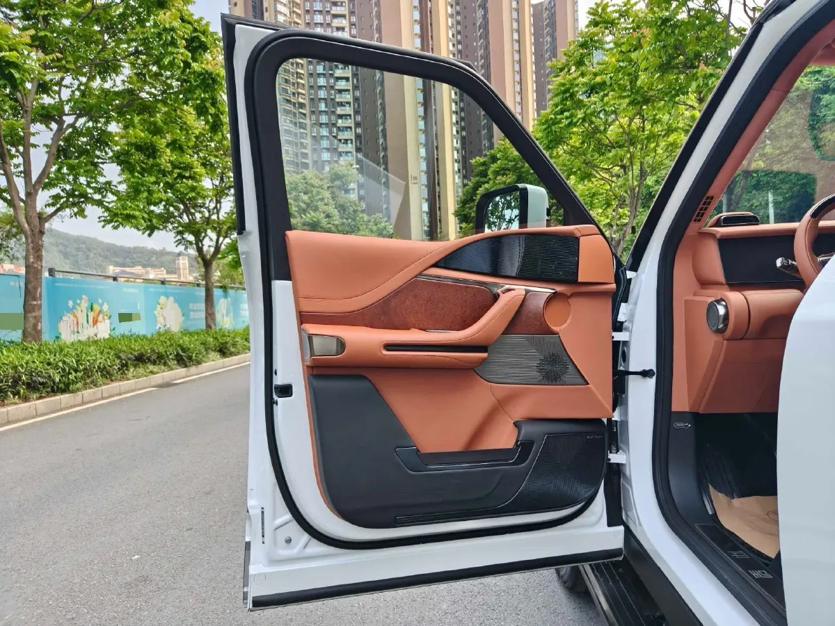 2023 YangWang U8 2.0T 272HP L4 REEV 49.05KWH,autocango,china used car exporter,china ev exporter,chinese used car exporter,chinese used ev exporter