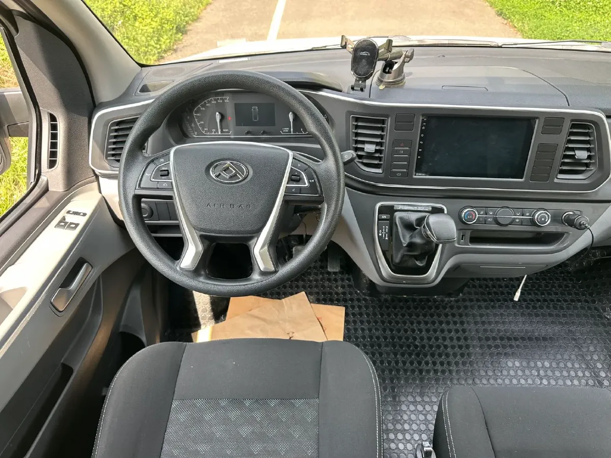 2023 MAXUS XinTu V80 2.0T 127HP L4 6MT,autocango,china used car exporter,china ev exporter,chinese used car exporter,chinese used ev exporter